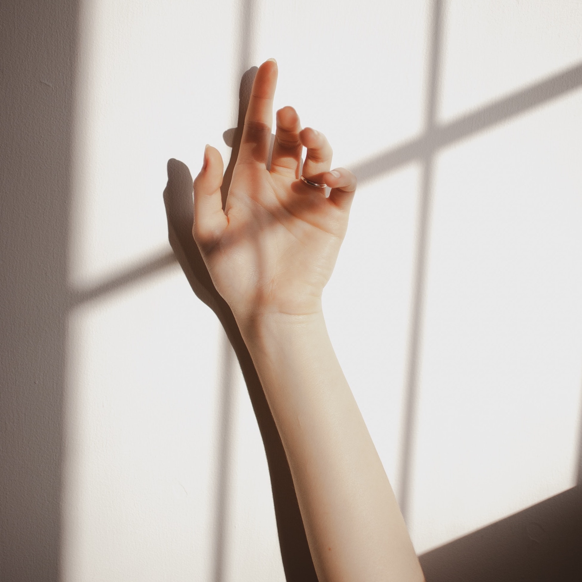 Naisen käsi auringonvalossa