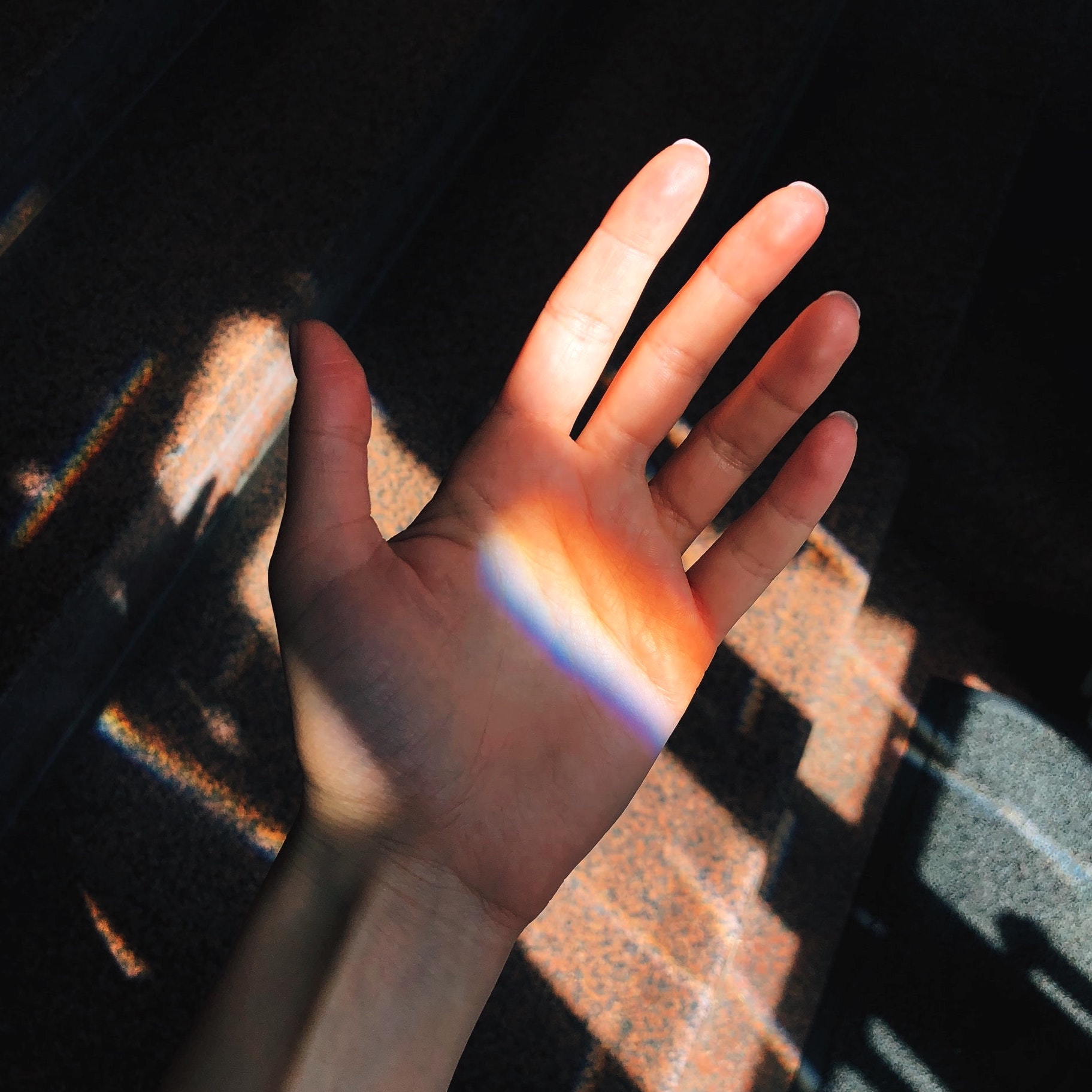 Hand i regnbågssol