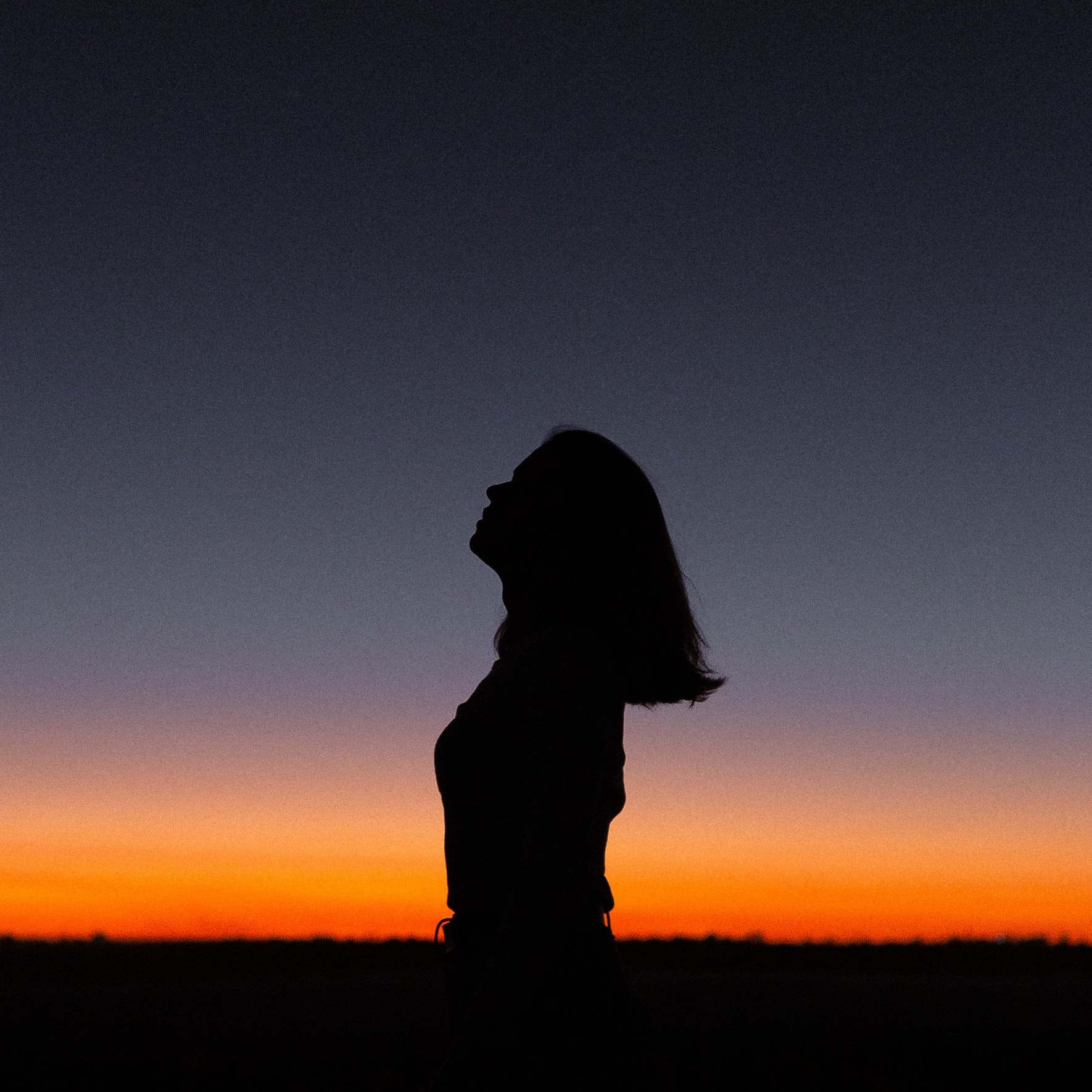 Kvinna i solnedgången